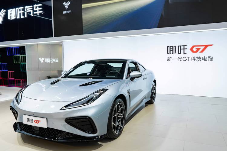 惠州129哪吒汽车在智能汽车领域的表现，领途汽车在新能源汽车市场中的影响力